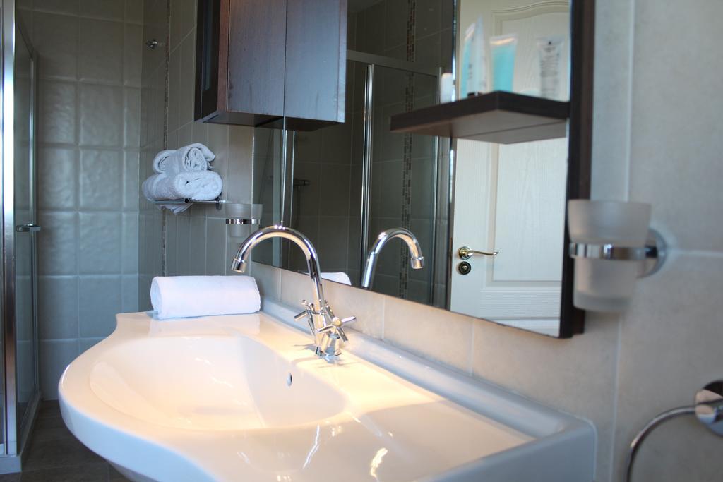 Connemara Lake Hotel Oughterard Habitación foto